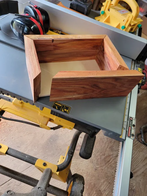 Mockup of the box walls with the bottom panel